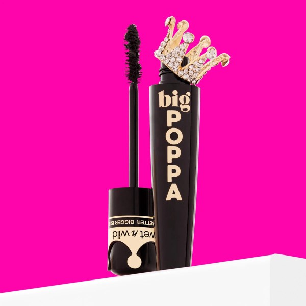Wet n wild | BIG POPPA MASCARA | Product front facing cap removed, with pink background