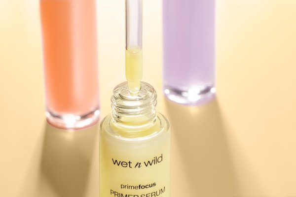 Wet n wild | Prime Focus Brightening Primer Serum | Product front facing lid opened, with product swatch