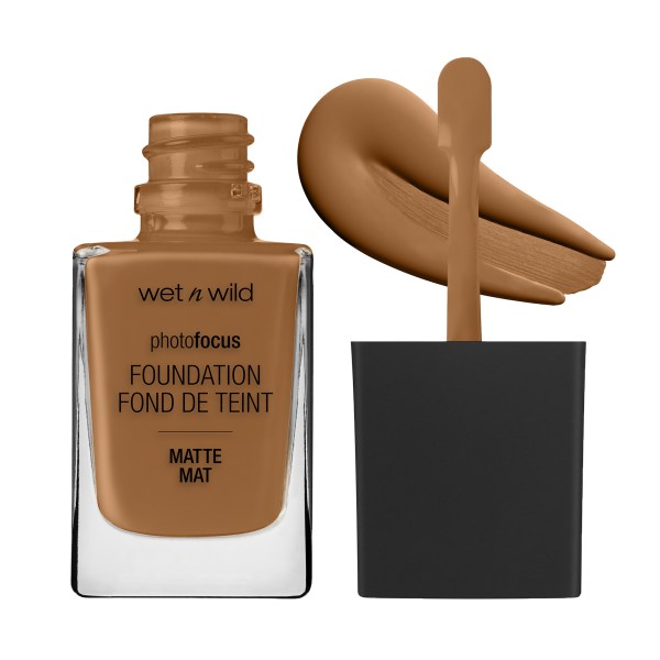 Wet n wild | Photo Focus Foundation- MATTE | Product front facing cap off, with product swatch no background