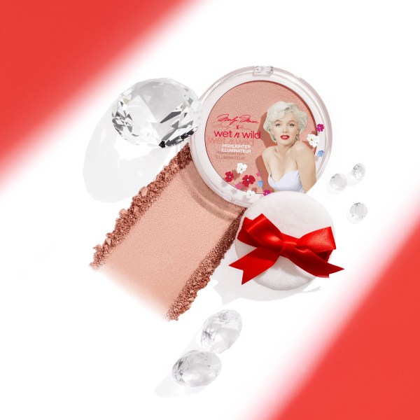 Wet n wild | Icon Highlighter- Peachy Pink | Product front facing lid closed, with product swatch